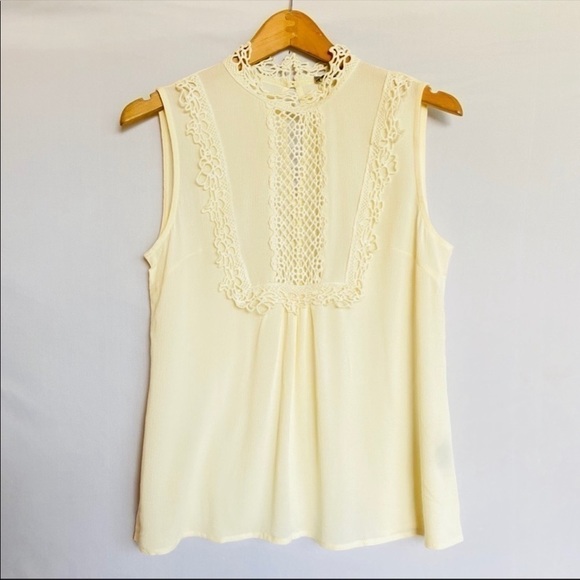 Tops - 𝅺Sleeveless cream lace top